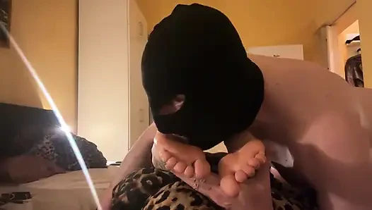 Cowok ini jilat dan pijat kakiku