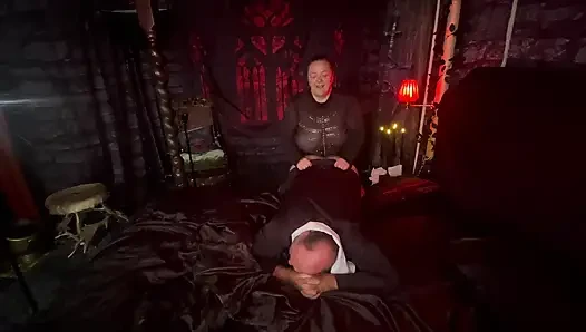 Teil 2:- Königin Vampir macht den Priester zu einer schwanzlutschenden hure.