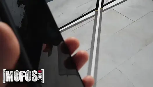 MOFOS - миниатюрная Alice Merches и Sadie Hartz скачут на члене на улице после их дикого приключения на пасхальном яйце