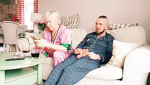 Tabu-Sex, Stiefmutter schaut Filme, und ich nehme ihren Mund