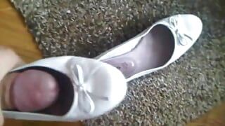 Fucking the white ballet flats of the good friend again, such horny parts