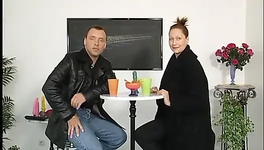 Sevimli orta yaşlı seksi kadın oyuncu seçmelerinde amcığıyla oynuyor