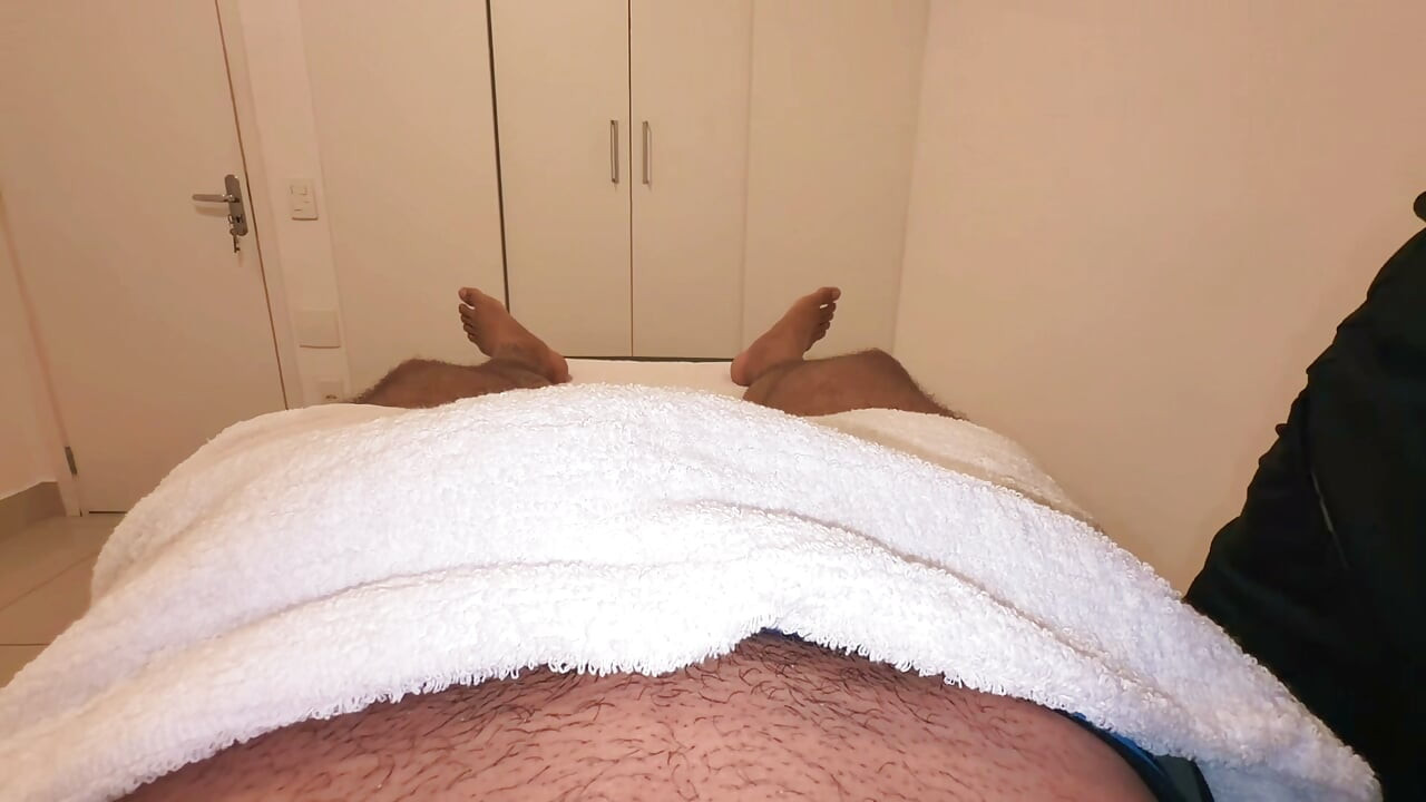 Masseuse Rubbed My Dick on His Oiled Tits