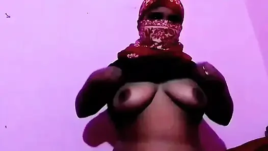 Bada bada dudh ko milte hue Kisi Ko Khoj rahi hai