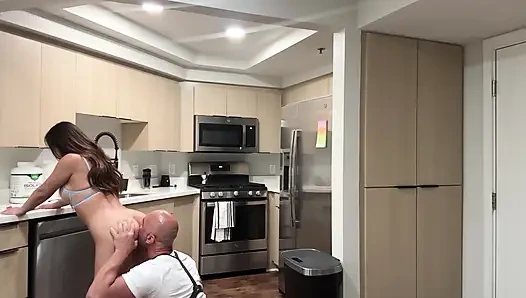 Nicole Doshi поблагодарить сантехника Кристиана Клея долбит его член