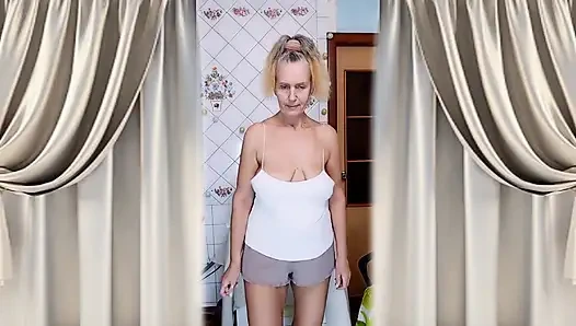 Oma Verkleidet Sich Und Masturbiert Zu Hause in Der Küche.