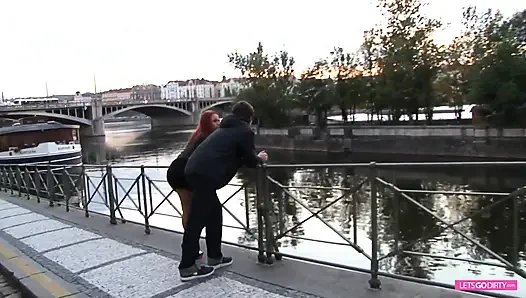 Kızıl saçlı sürtük oğluyla edepsiz sikişiyor ve götünde takma yarakla oynuyor