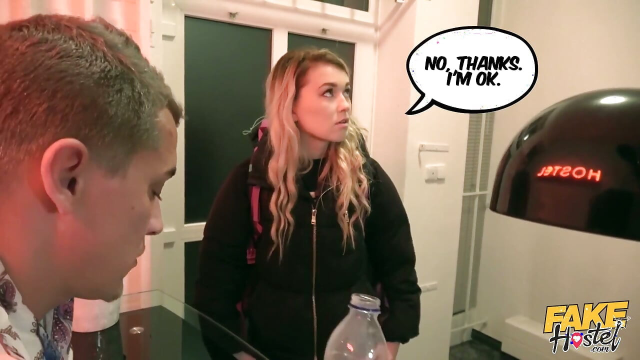 Pensiune falsă - excursionistă poloneză sexy Misha Cross oferă proprietarului muie neglijentă și călărire inversă pentru un fruct