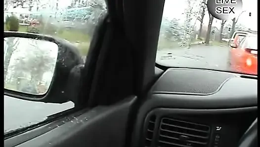 Tätowierte brünette MILF masturbiert und pisst, bevor sie einen schönen blowjob gibt