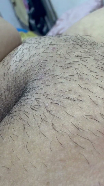 Mother masturbates her hairy pussy delicious | Clip 1