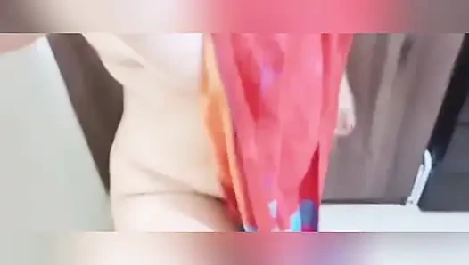 Sari ile göğüslerini gösteriyor
