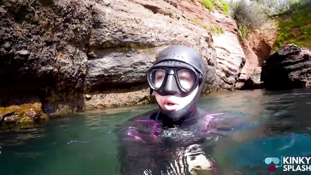 Duiken in mijn glanzende wetsuit uit twee stukken