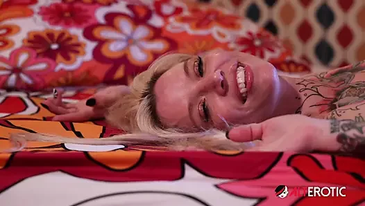 Blonde sex pot Kitt Jones plays with herself