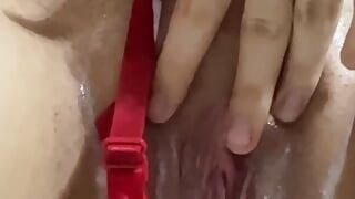 Masturbation avec du lait et du sperme dans la salle de bain