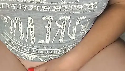 Fantastische Milf mit festen Brüsten fickt Muschi mit Fingern und Dildo