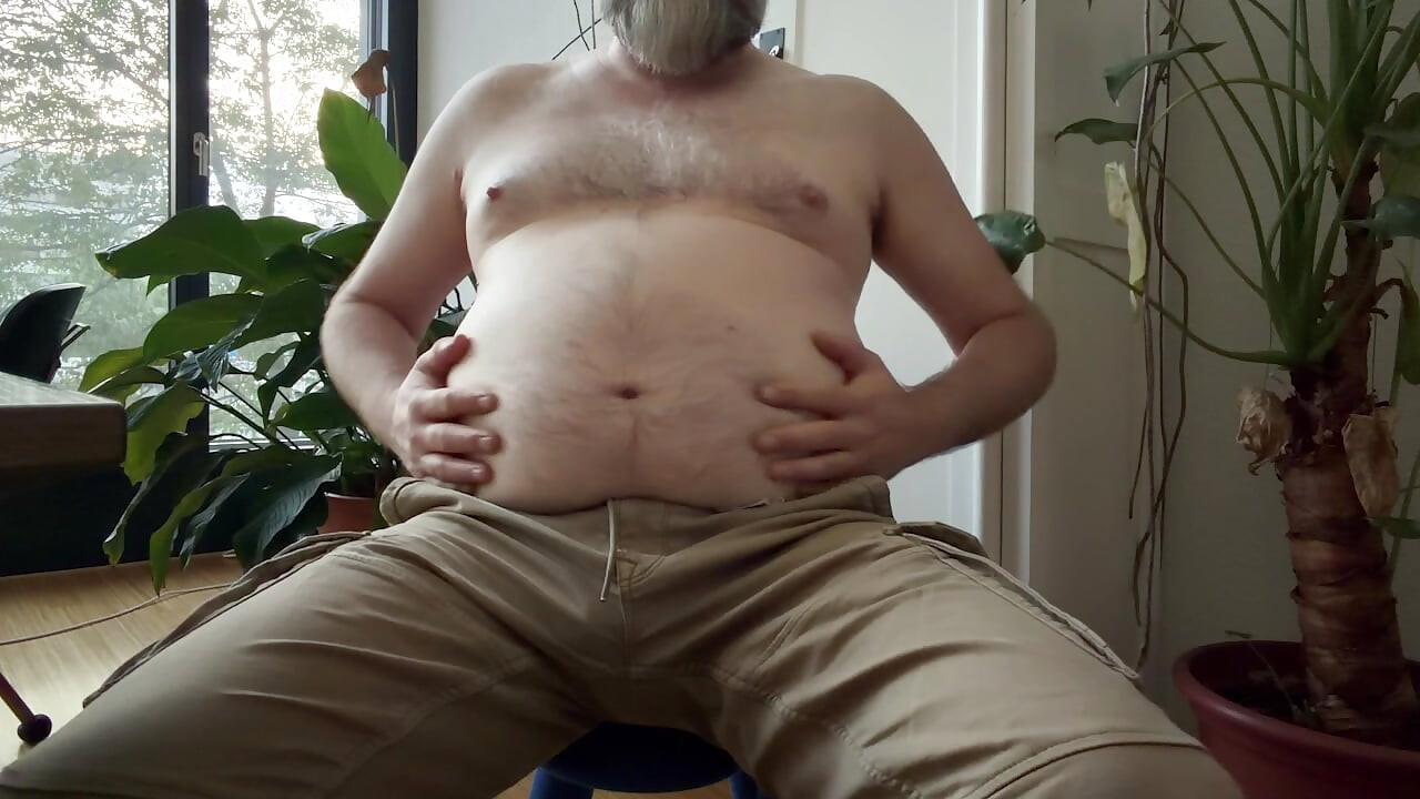 Grote beer bewondert zijn harige buik