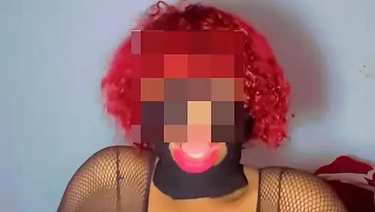 Ateşli hamile kadın göğüslerini okşuyorken erotik dans havasında