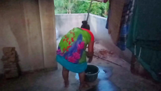Tamil - seks makcik suri rumah mencuci pakaian