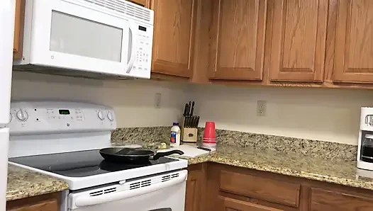 Сногсшибательную милфу с массивными сиськами и задницей трахает черный член