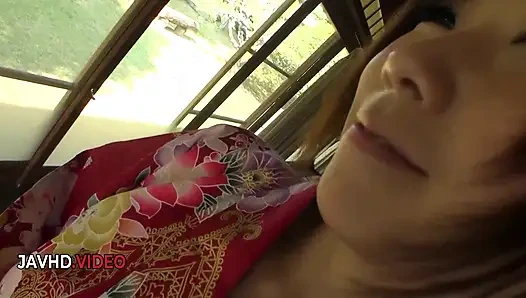 Знойная азиатская соблазнительница Hitomi Oki жестко трахается после соблазнительного развлечения с минетом