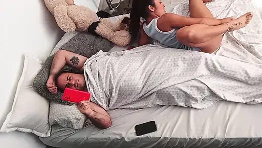 Azgın üvey babamın önünde mastürbasyon yapıyorum ve bir video çekiyoruz.