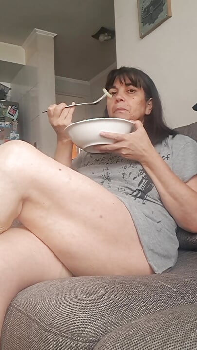 MILF roztahuje nohy při lízání