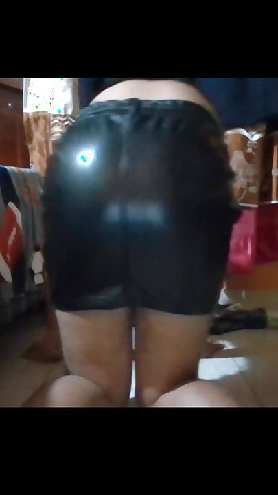 Femboy isprobava novu suknju upravo donesenu od kuće