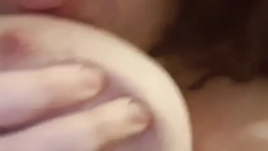 Cewek semok inggris lagi asik nyepong kontol sambil ngusap toket besarku
