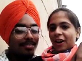 Sikh-Punjabi-Paare küssen sich
