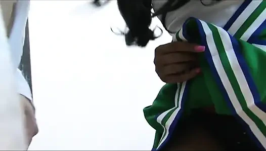 Seksi zenci kadın büyük bir yarak emiyor ve sonra sert bir sikiş için eğiliyor