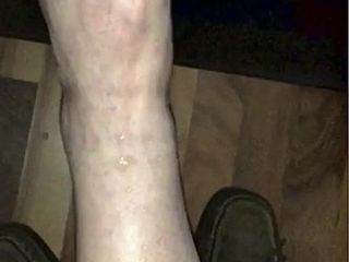 Éjaculations sur les jambes de sa femme, les pieds et les orteils sexy