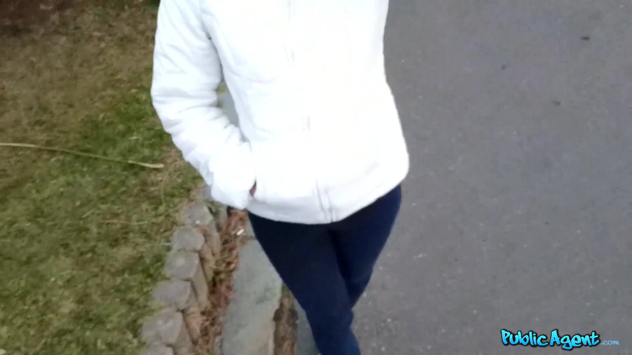 PublicAgent - 身材紧致娇小的年轻大学女郎在酒店房间里体验她的第一次大鸡巴