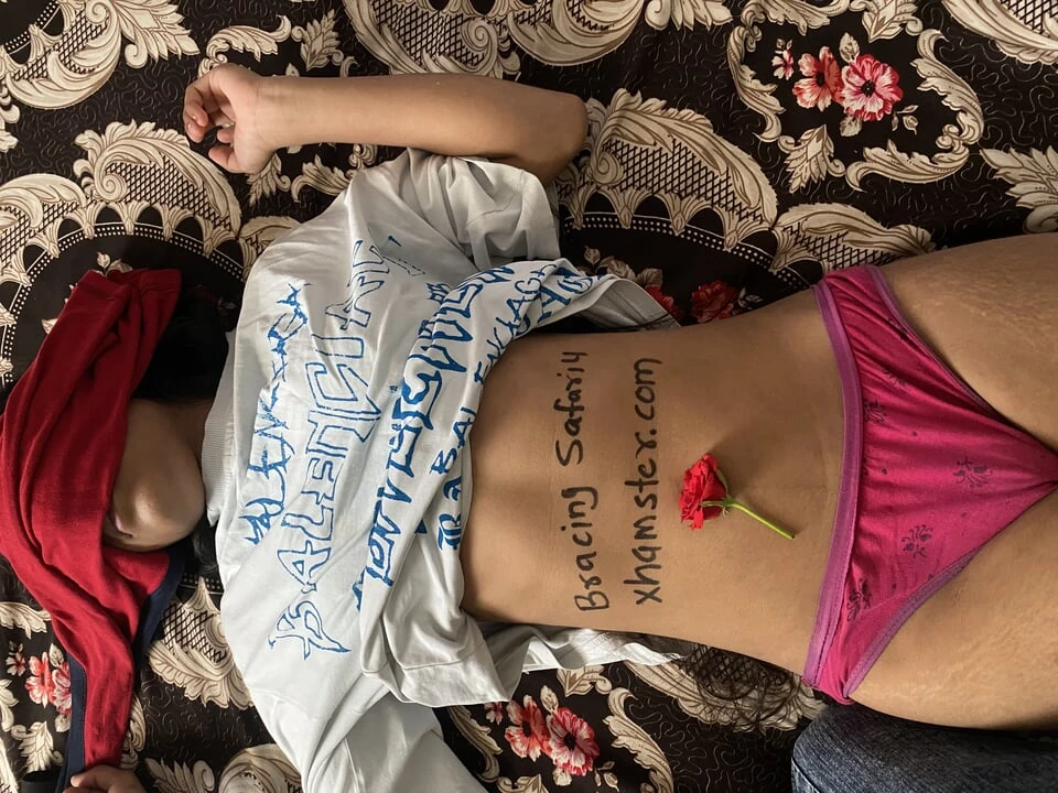 Studentessa indiana incontra il suo fidanzato in hotel e romanticismo completo