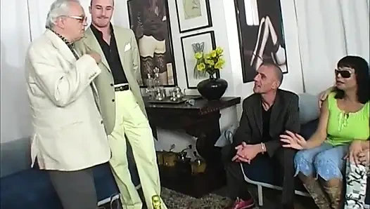 Сексуальную девушку-блондинку трахнули двойным проникновением в анальном тройничке