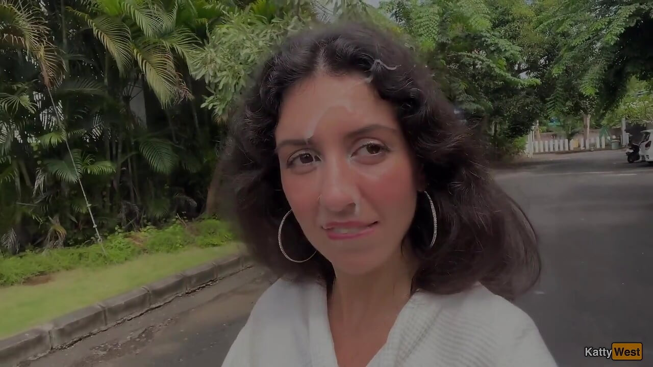 Llamé a reparador con mi coño y caminé por la calle con su semen en mi cara