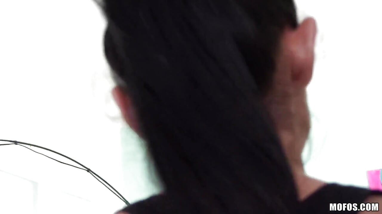 Mofos - hete euro brunette toont kleine tieten, zuigt harde pik en poesje geneukt voor koud geld