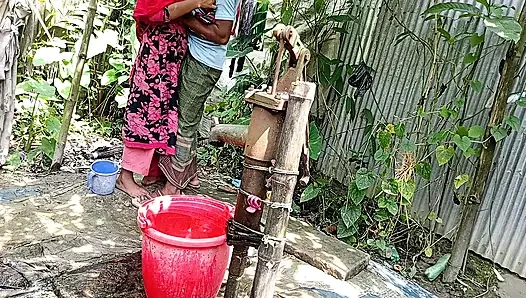 Aku menyetubuhi saudara tiri desaku di luar saat dia mandi.