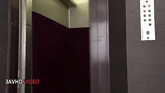 Amateur asiatisches teen wird von den leidenschaftlichen händen ihres mannes hart gefickt