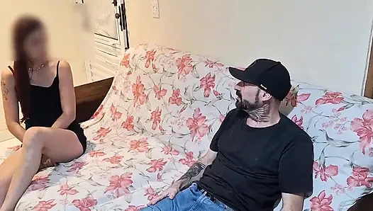 Падчерица без трусиков играет с домино со своим отчимом