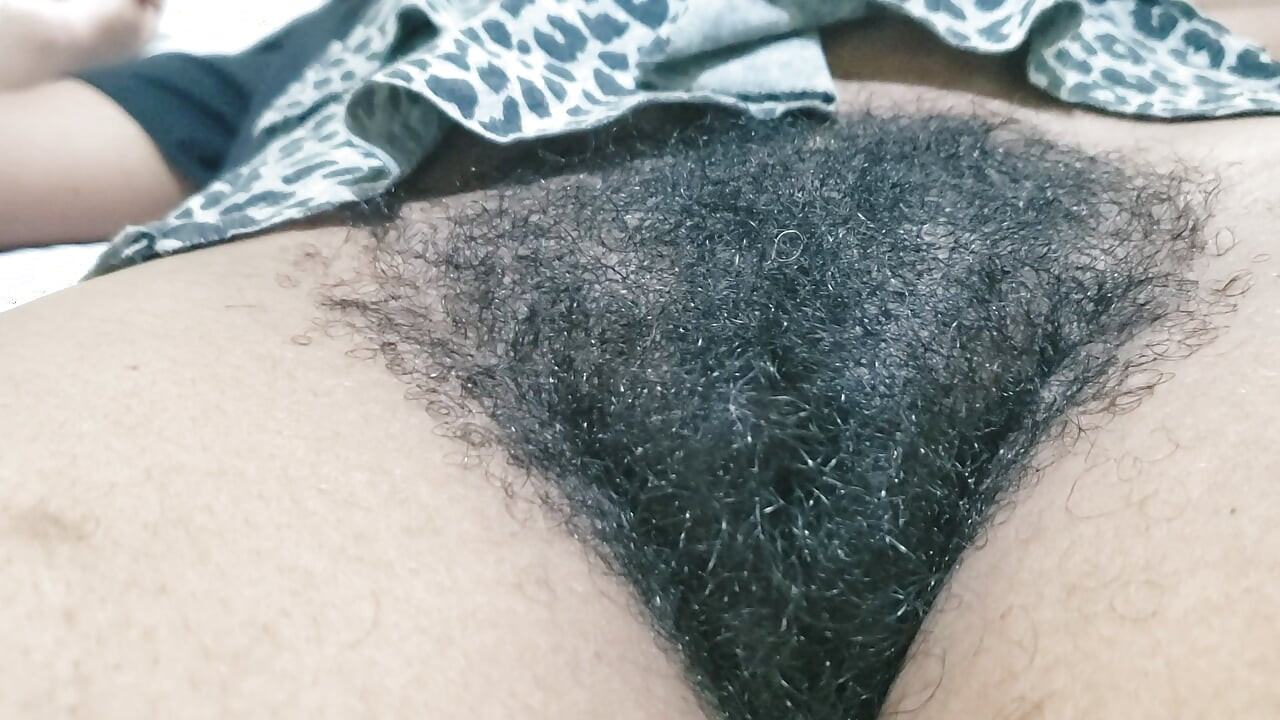 Schöne reife frau mit behaarter muschi und sexy selbstvertrauen