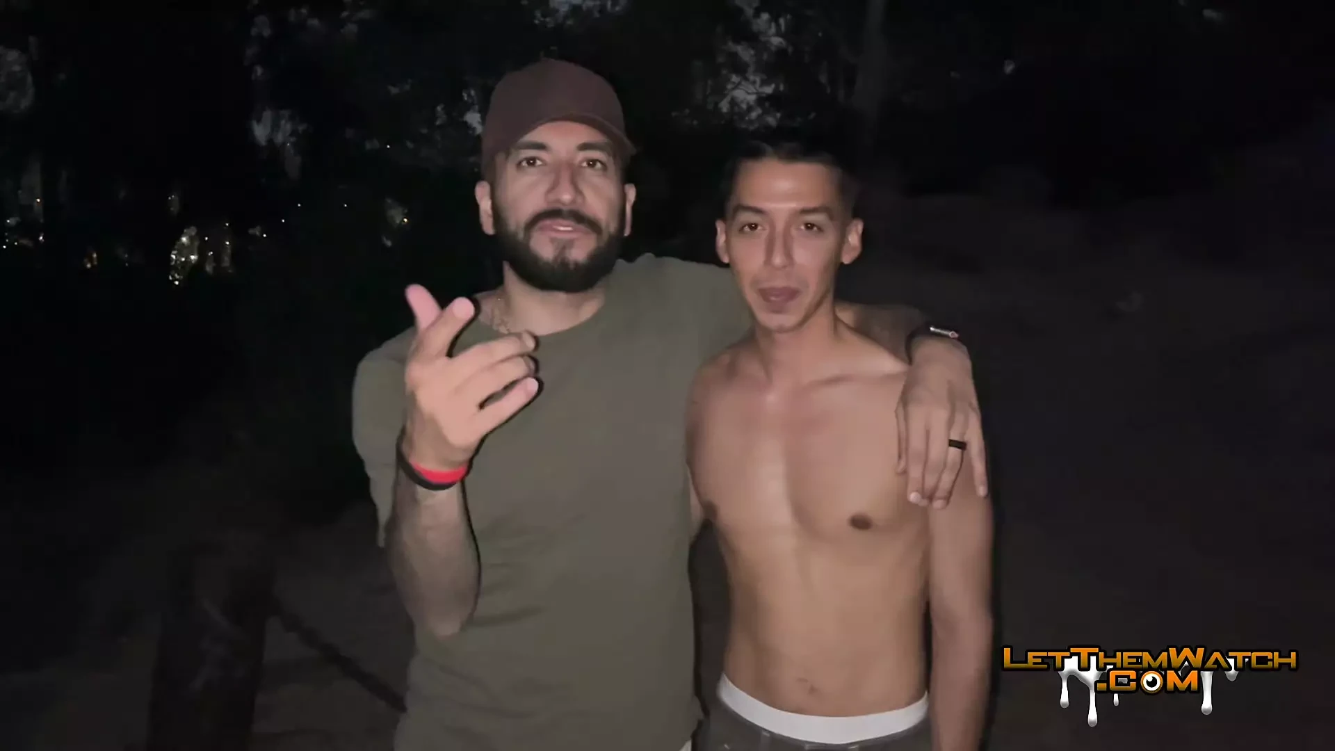 Twink dotado preña leche en acción pública - casi atrapado! Letthemwatch