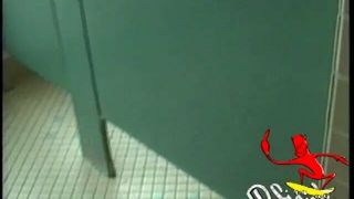 Straight ethan no banheiro se masturbando