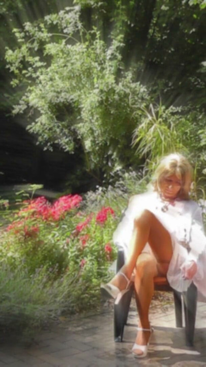 Pajeándome con un camisón super transparente y medias de nylon | Clip 1