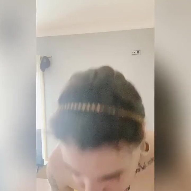 洗完澡后穿衣服留在家里