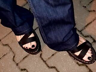 Moje sandały na platformie - nocny spacer z pomalowanymi na czarno palcami