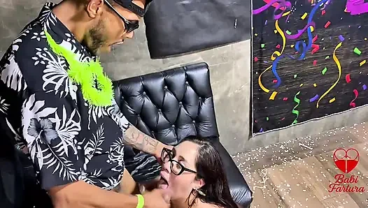 Karnaval partisi, birkaç kez sikiştikten sonra, kocam her zaman beni iyi sikiyor, bir arkadaşımızdan bunu kaydetmesini istedik