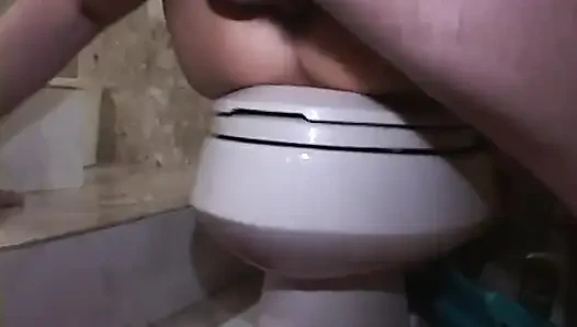 Yuvarlak götlü seksi esmer sert domaltıyor