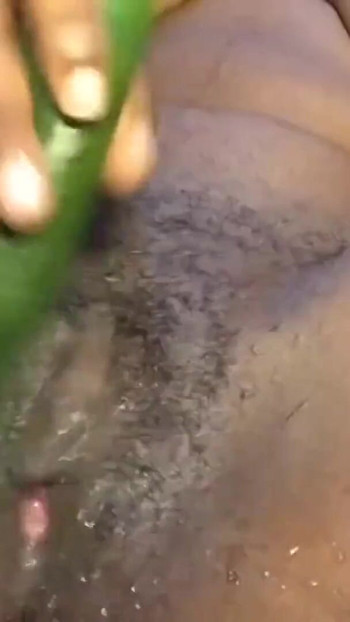 迷人的时刻从 "当他的父母出城时，她手里有一个黄瓜"