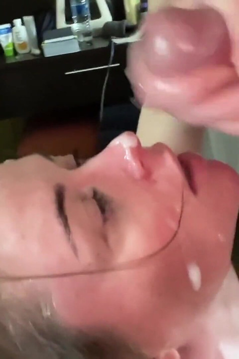 Real sumisa tiene impresionantes habilidades de mamada