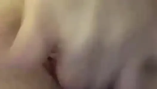Aldatan orta yaşlı seksi kadın yatak odasında mastürbasyon yapıyor ve sonra kocasının en iyi arkadaşını merdivenlerden sikiyor